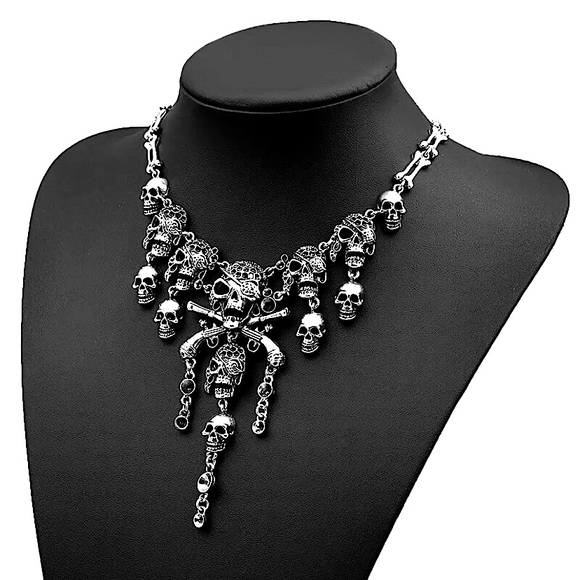 Silver skull☠️ statement necklace - Picture 4 of 10